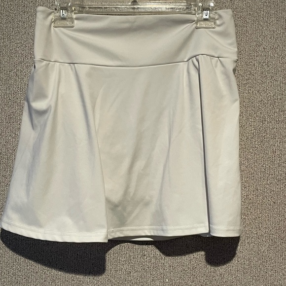 White Athletic Skort with Pleated‎ Design - Picture 2 of 6
